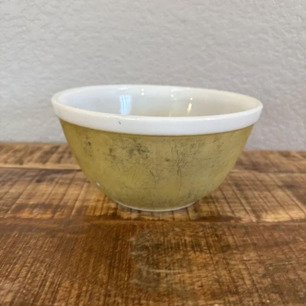 Vintage PYREX Yellow 402 1 1/2 QT Nesting Mixing Bowl Made in USA Yellow